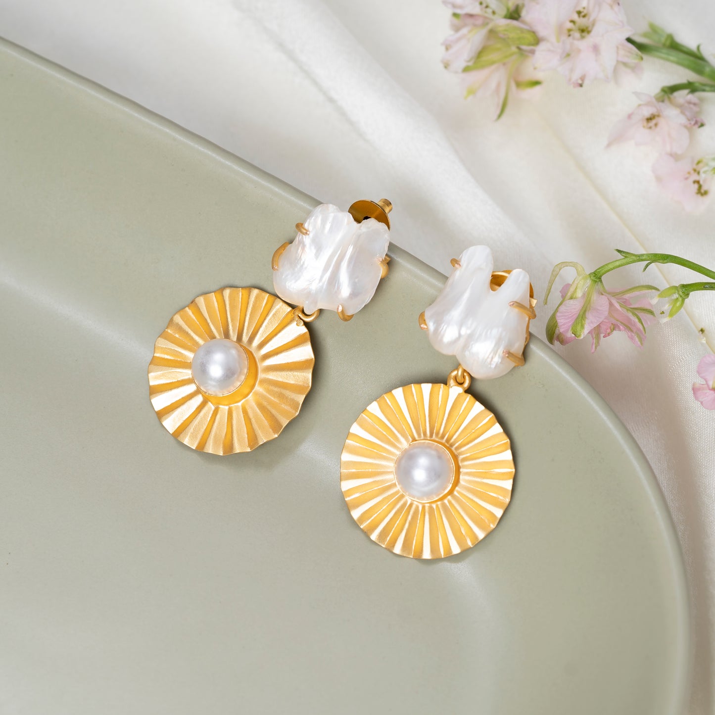 Mia Baroque Pearl Earrings