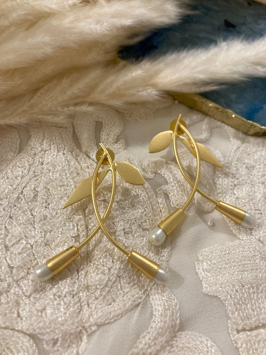Floral Inspired golden earrings with pearls