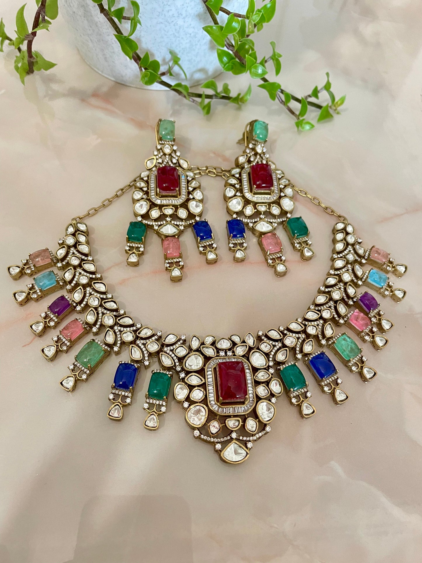 Multi-coloured necklace set